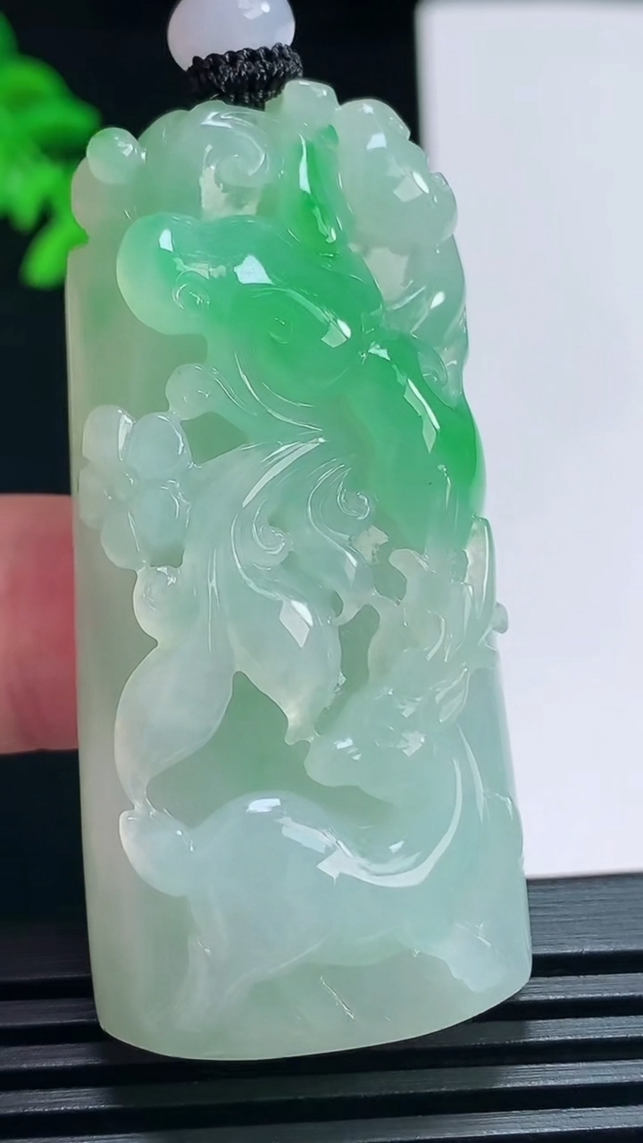 天然A货翡翠梅花鹿吊坠，尺寸54-25-11 重量:35.54g
7月1日