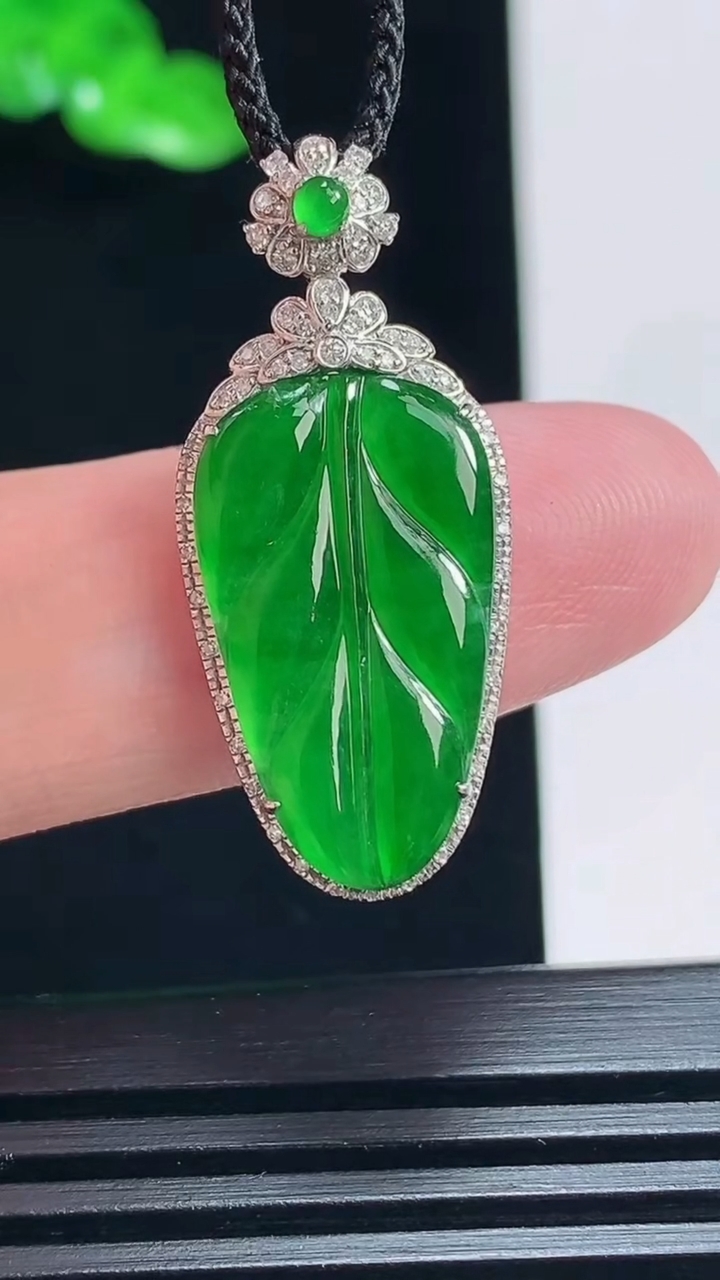 天然A货翡翠金枝玉叶 叶子吊坠，尺寸31.6-14-5.2，裸石20.6-12 重量:2.80g
7