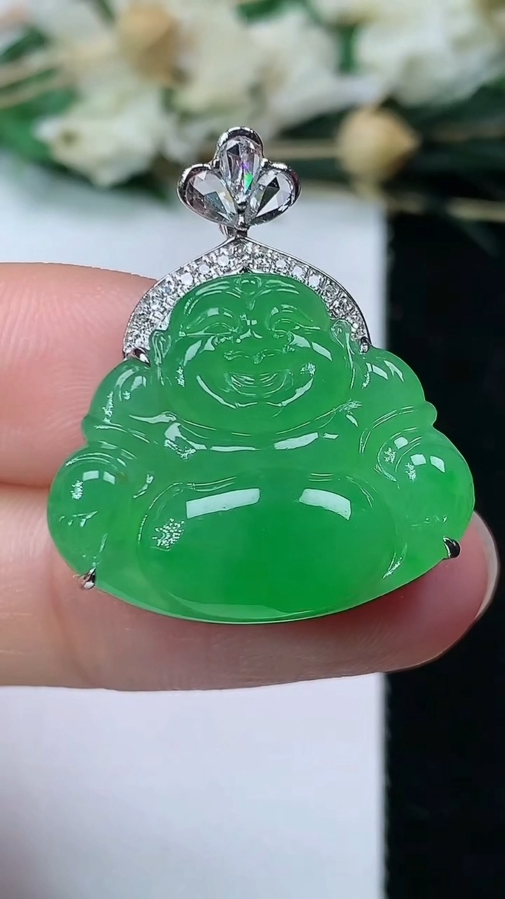天然A货翡翠佛公吊坠，尺寸19-23-7.3，重量:5.76g
7月1日