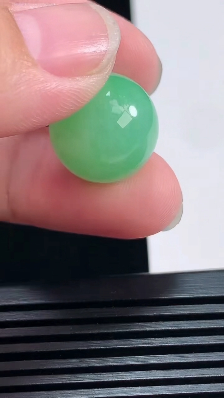 天然A货翡翠圆珠镶嵌件，尺寸16.5 重量:8.37g
7月1日