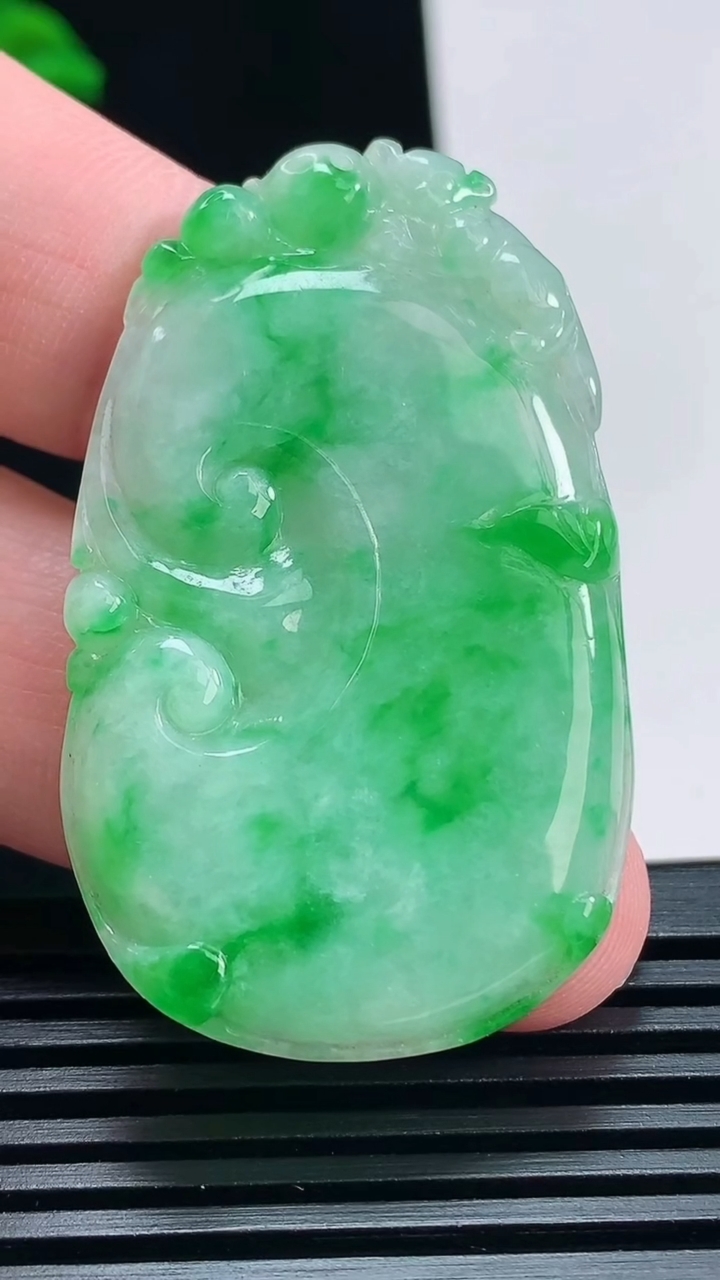 天然A货翡翠如意吊坠，尺寸47.6-29-4 重量:12.18g
7月1日