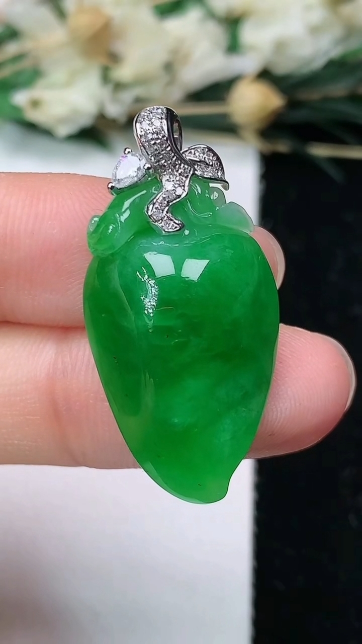 天然A货翡翠寿桃吊坠，尺寸26-16-7.5，重量:5.64g
7月1日