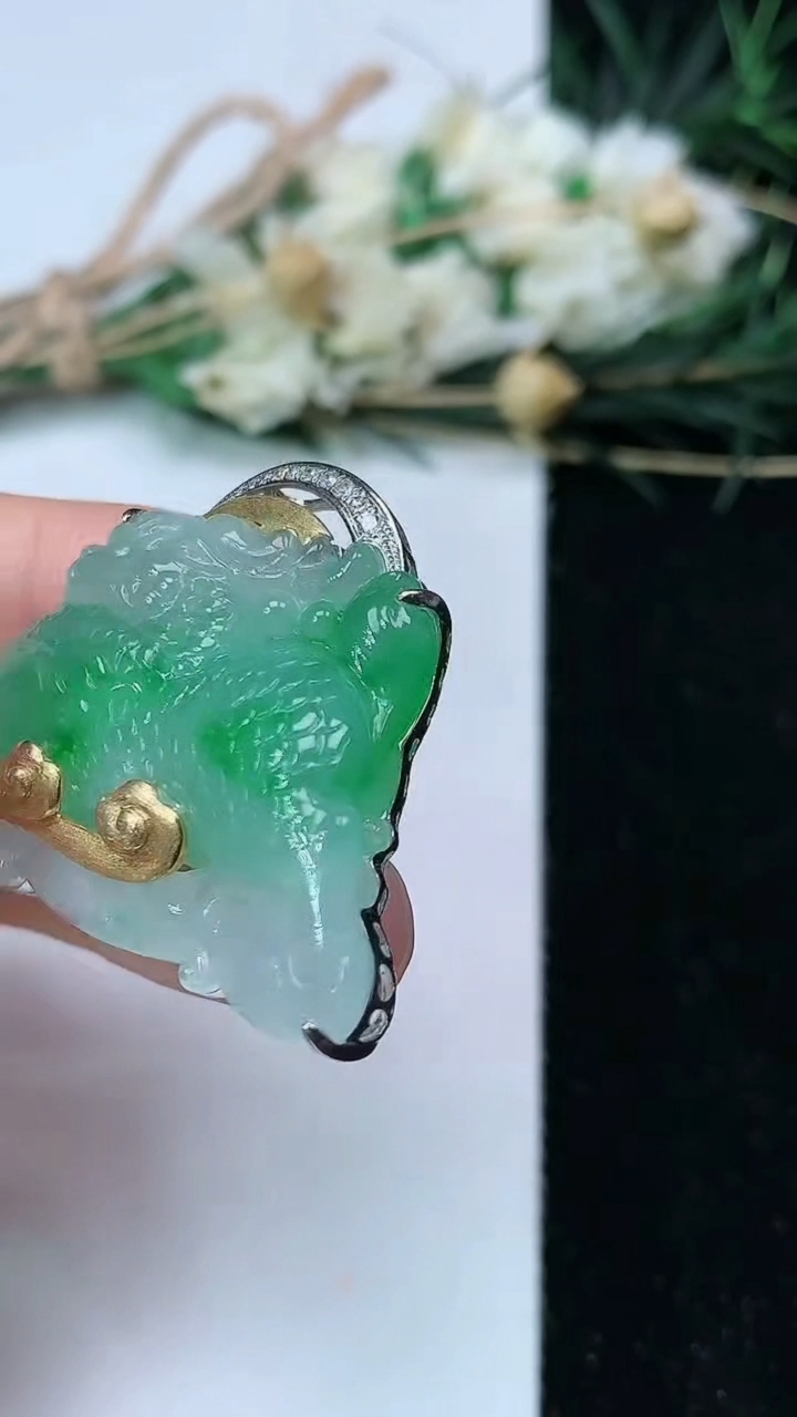 天然A货翡翠麒麟牌吊坠，尺寸24.5-3.8-9，重量:11.48g
7月1日