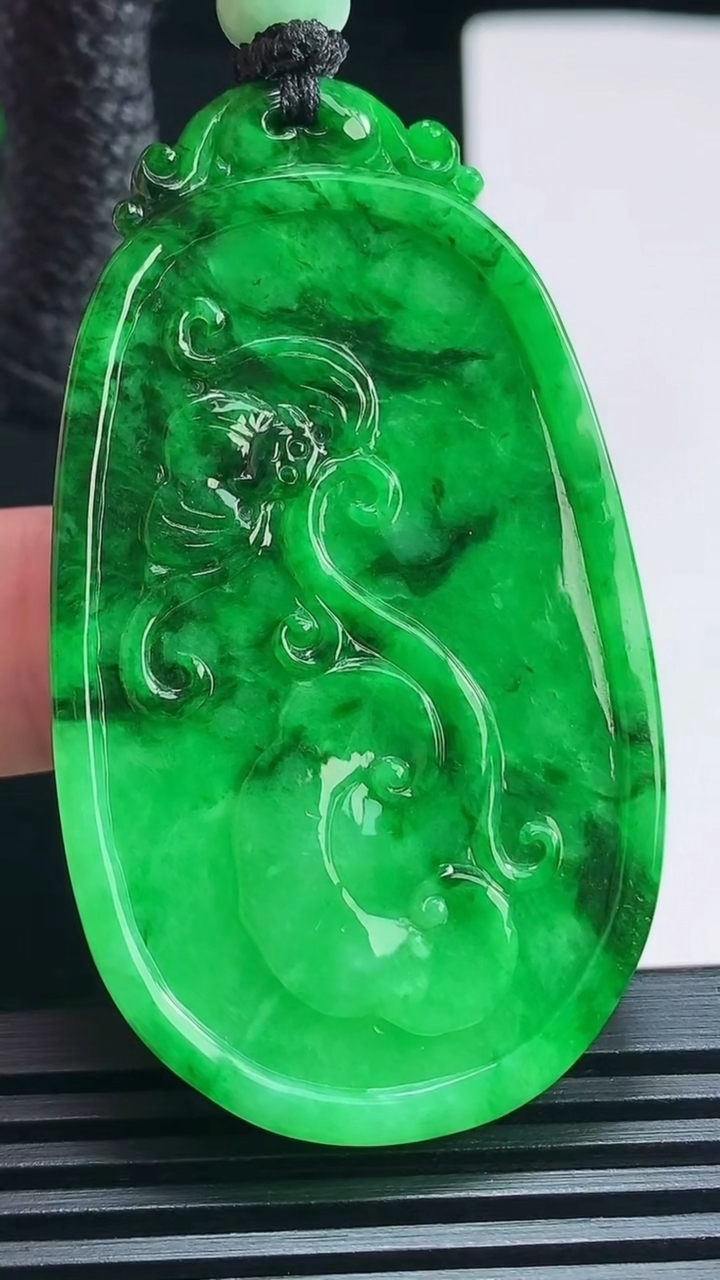 天然A货翡翠节节高升 竹节吊坠，尺寸55.5-33-5 重量:23.97g
7月1日