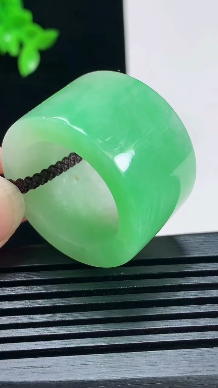 天然A货翡翠素面玉扳指 戒指，尺寸21-18.6-4.8 重量:25.24g2026年7月1日
工厂