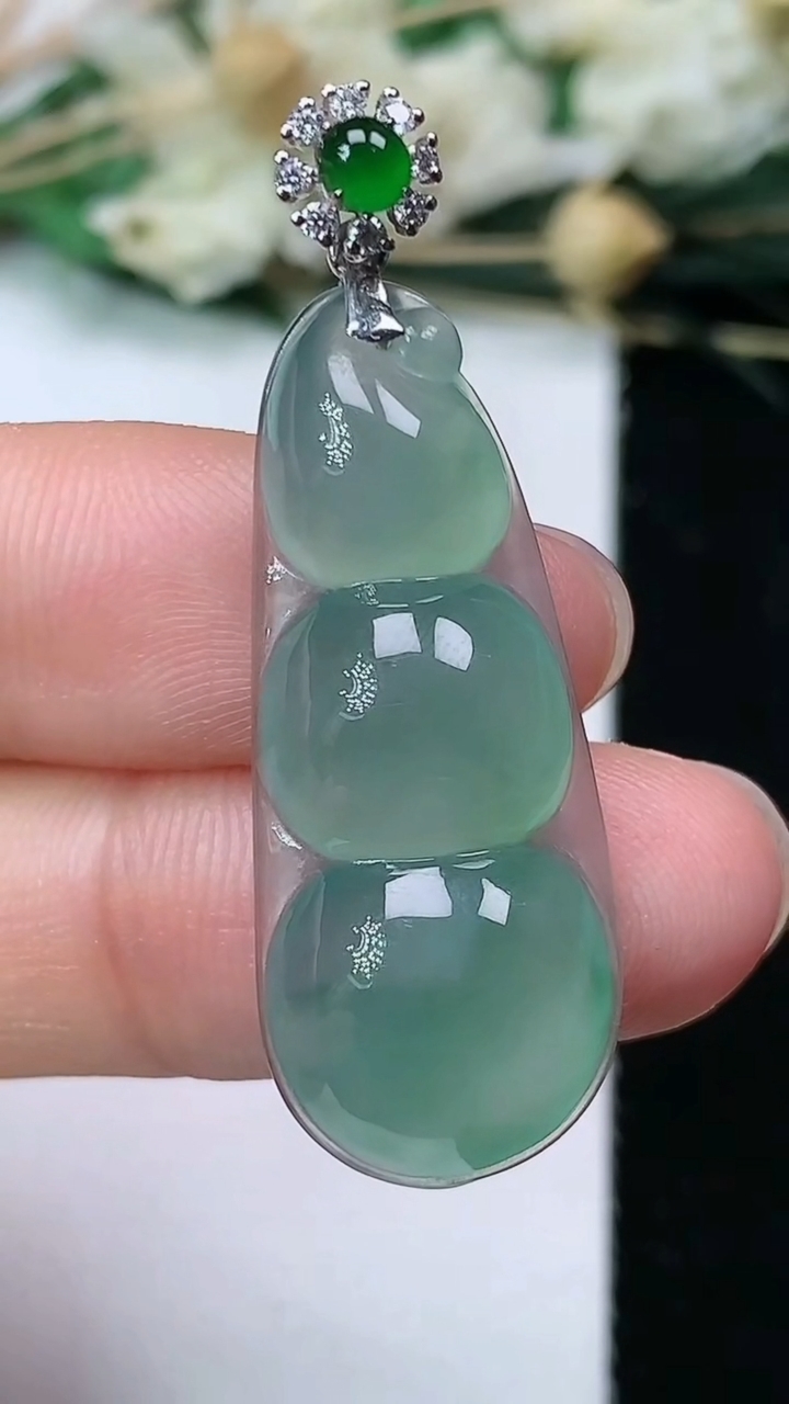 天然A货翡翠福豆吊坠，尺寸31.8-13.2-5.6，重量:4.35g
7月1日