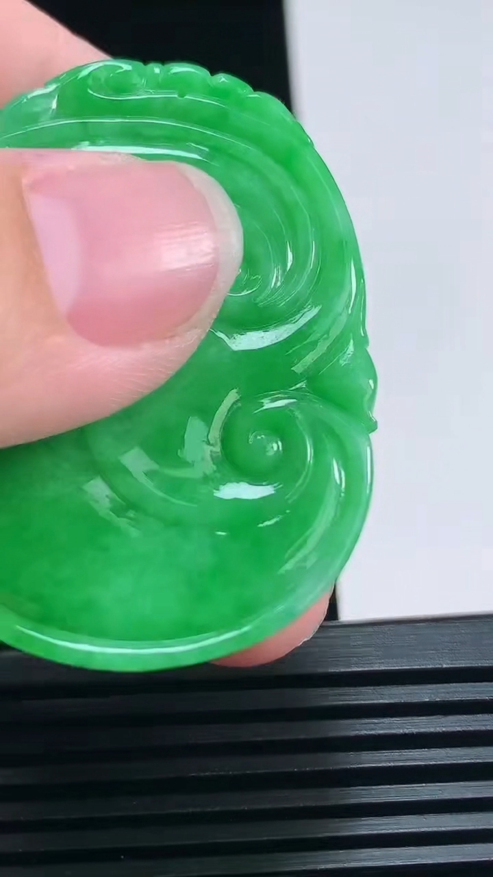 天然A货翡翠如意吊坠，尺寸48-35.6-6 重量:22.26g
7月1日