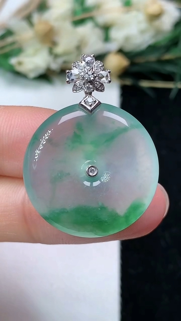 天然A货翡翠平安扣吊坠，尺寸23-4.9，重量:6.49g
7月1日