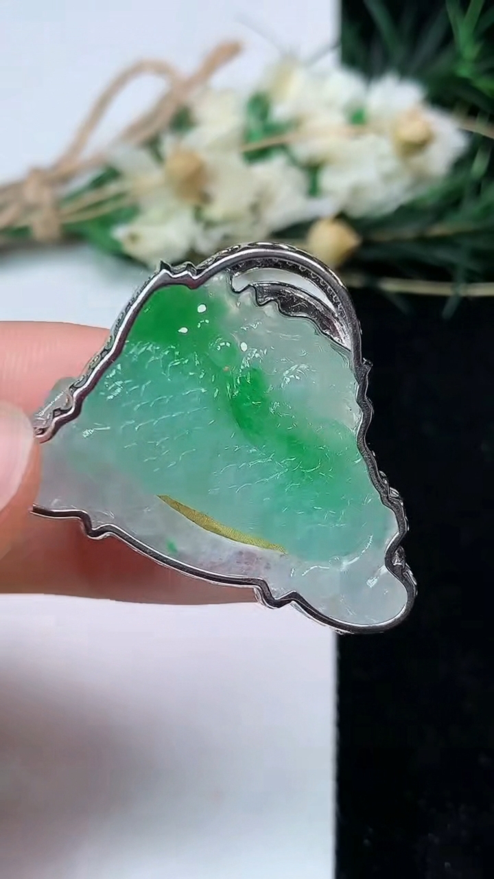 天然A货翡翠麒麟牌吊坠，尺寸24.5-3.8-9，重量:11.48g
7月1日
