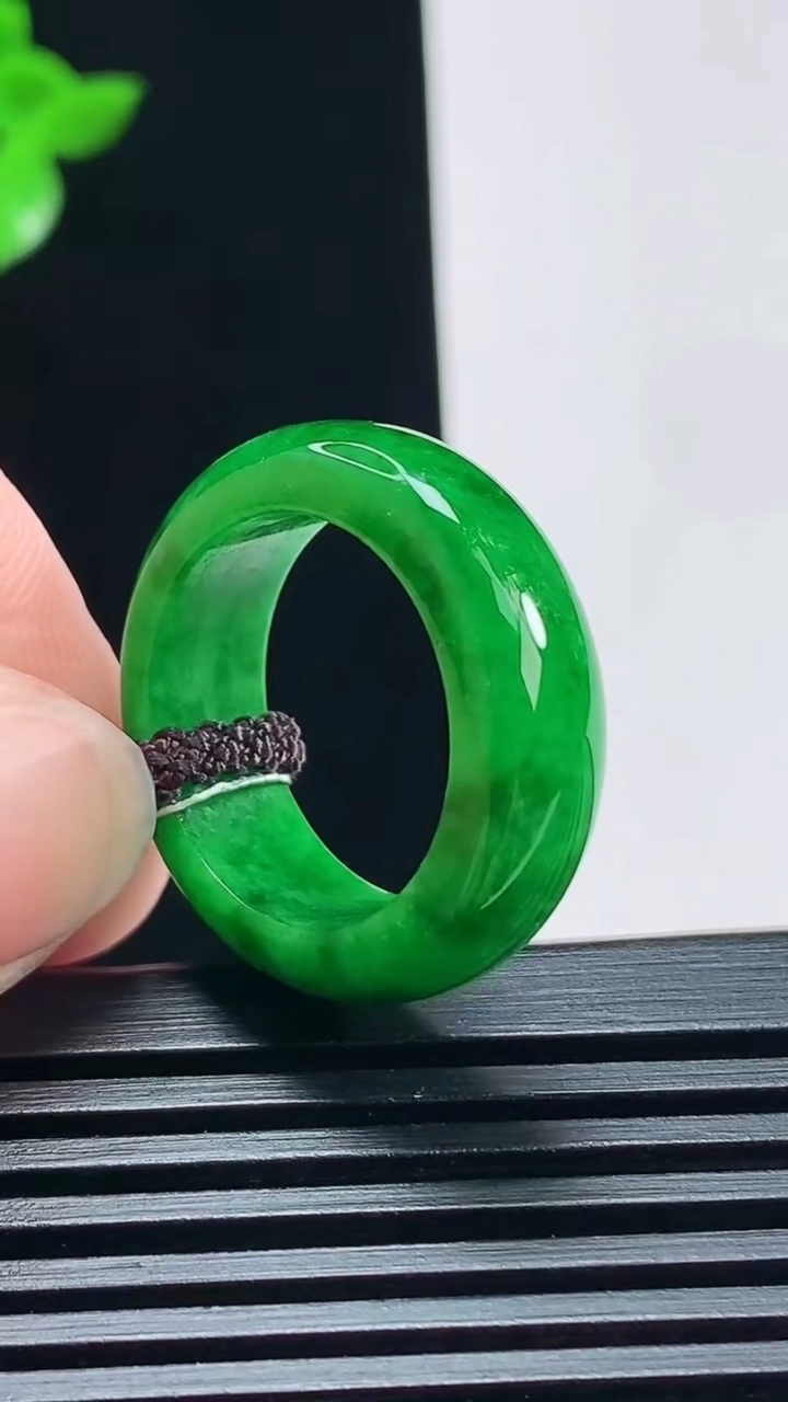 天然A货翡翠玉指环 戒指，尺寸18-7-3.8 重量:5.66g2026年7月1日
工厂直销收藏佳品,种好水足，色泽均匀，有种有色，上手高大气！