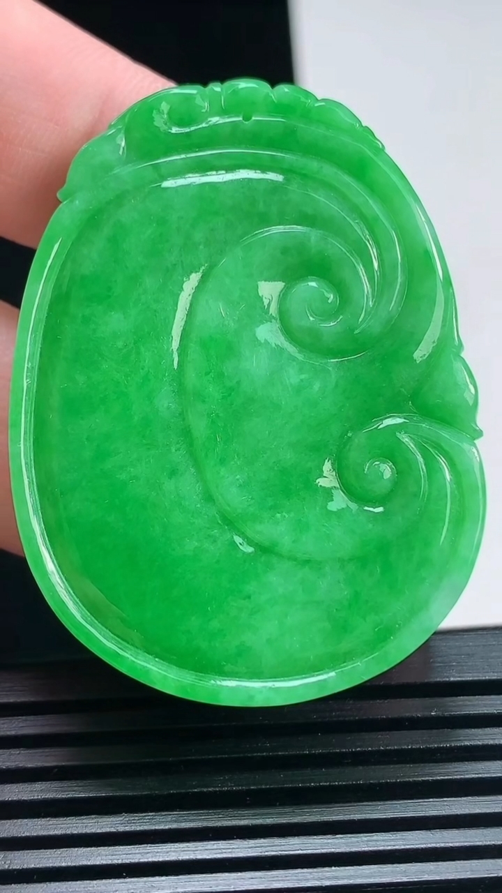 天然A货翡翠如意吊坠，尺寸48-35.6-6 重量:22.26g
7月1日