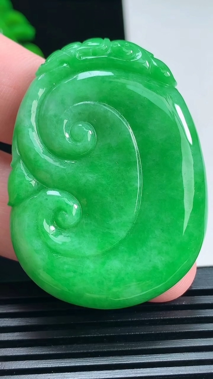 天然A货翡翠如意吊坠，尺寸48-35.6-6 重量:22.26g
7月1日