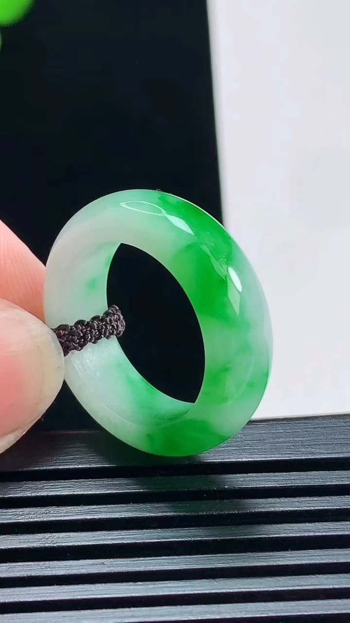 天然A货翡翠玉指环 戒指，尺寸18.3-7-3.8 重量:5.62g2026年7月1日
工厂直销收藏