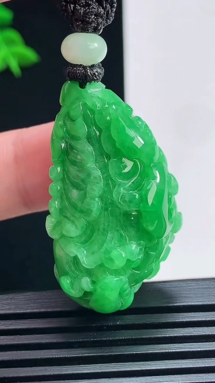 天然A货翡翠白菜吊坠，尺寸35.5-23.2-16.5 重量:22.12g
7月1日