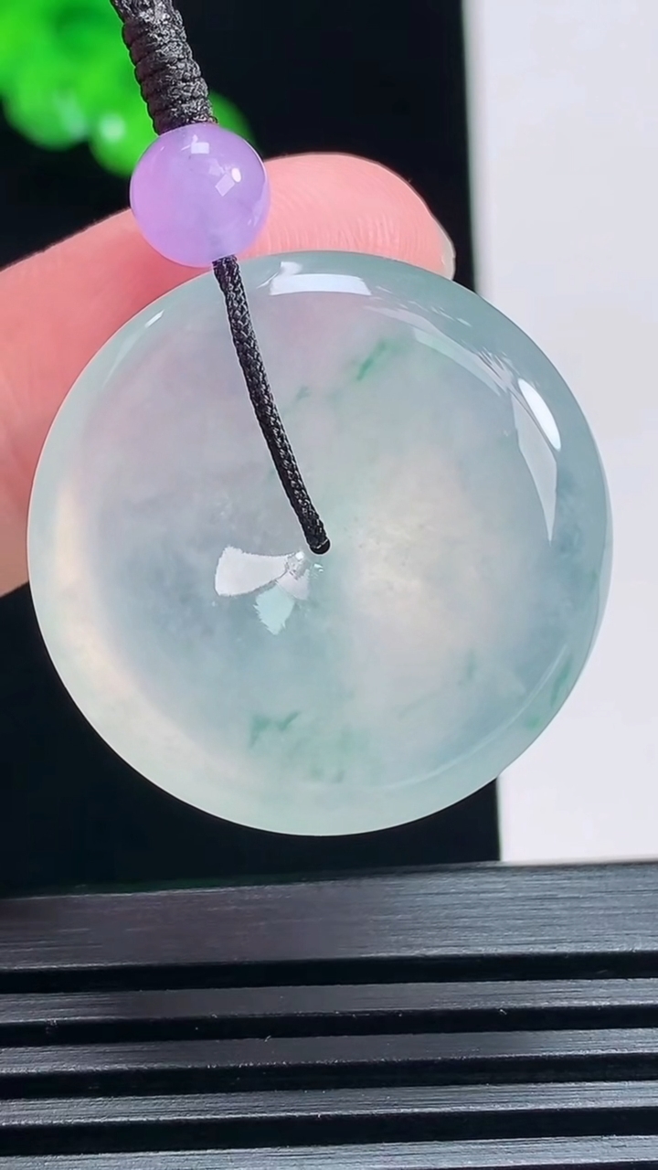天然A货翡翠种飘花平安扣吊坠，尺寸27.5-5.6 重量:9.51g
7月1日