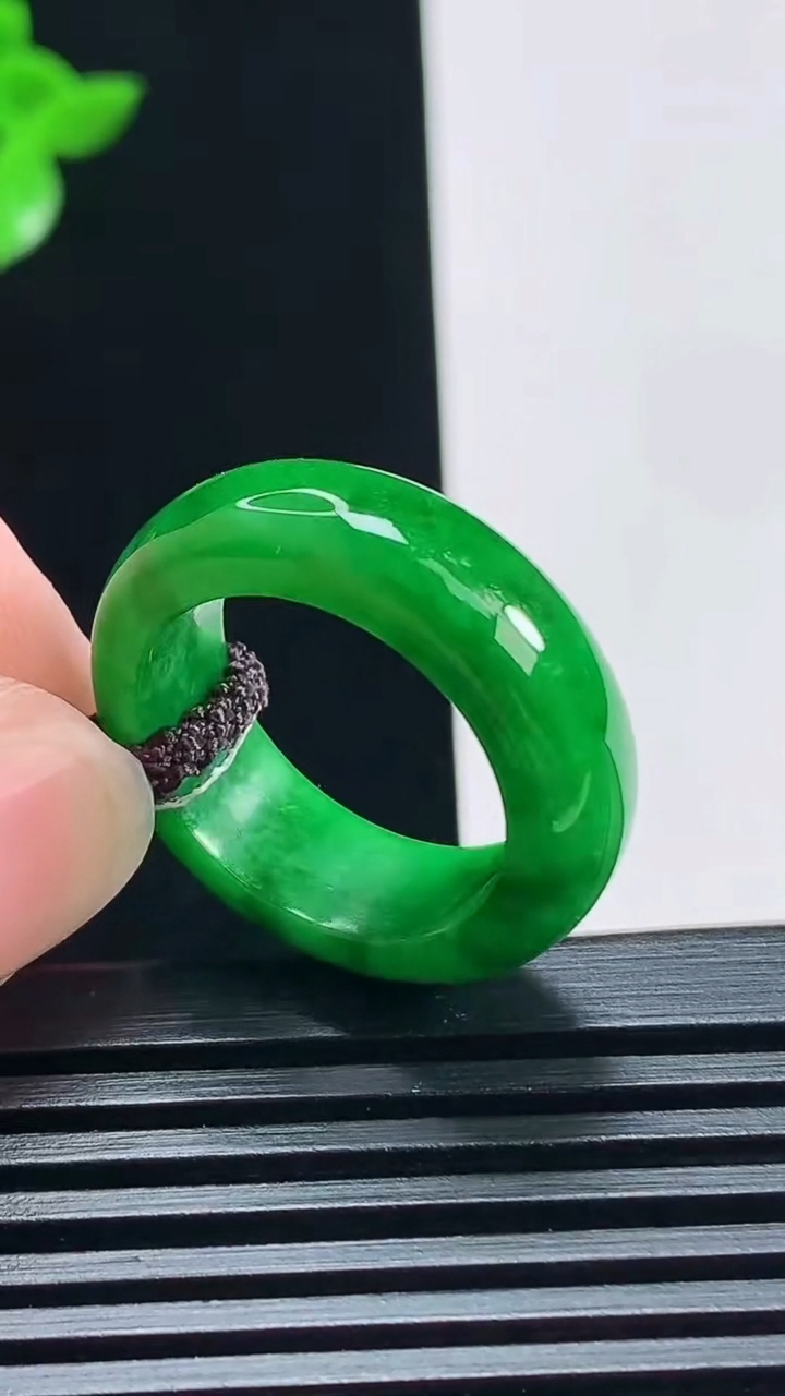 天然A货翡翠玉指环 戒指，尺寸18-7-3.8 重量:5.66g2026年7月1日
工厂直销收藏佳品,种好水足，色泽均匀，有种有色，上手高大气！