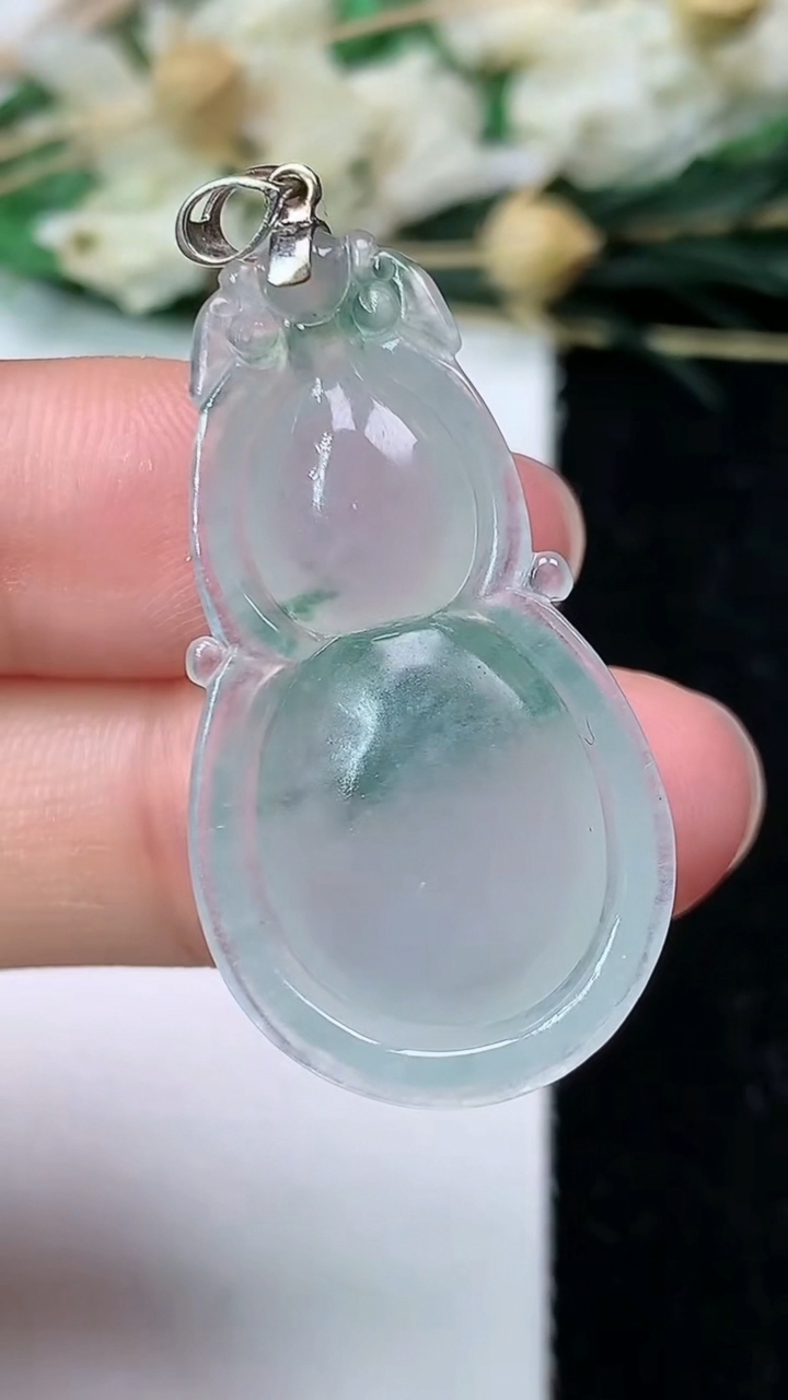 天然A货翡翠飘花葫芦吊坠，尺寸32-18-7，重量:6.06g
7月1日