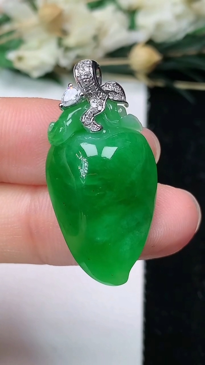 天然A货翡翠寿桃吊坠，尺寸26-16-7.5，重量:5.64g
7月1日