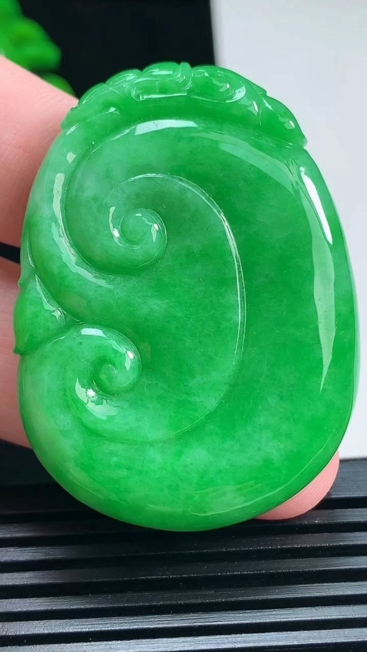 天然A货翡翠如意吊坠，尺寸48-35.6-6 重量:22.26g
7月1日