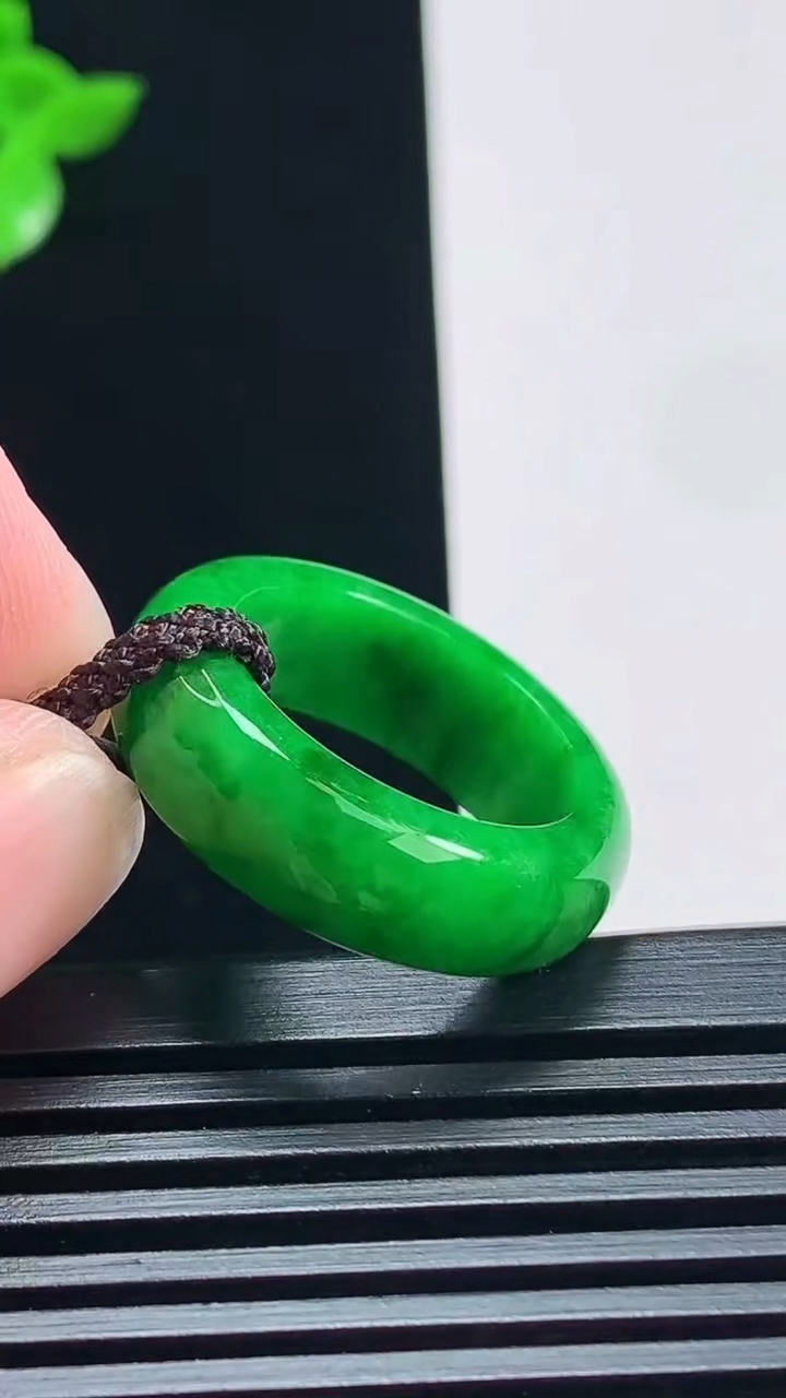 天然A货翡翠玉指环 戒指，尺寸18-7-3.8 重量:5.66g2026年7月1日
工厂直销收藏佳品,种好水足，色泽均匀，有种有色，上手高大气！