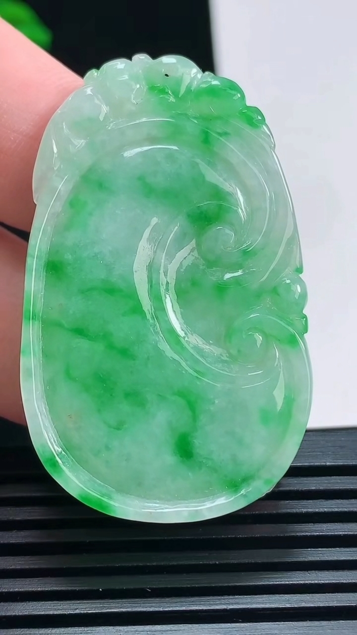 天然A货翡翠如意吊坠，尺寸47.6-29-4 重量:12.18g
7月1日