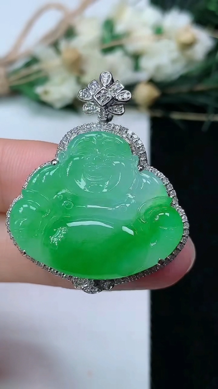 天然A货翡翠佛公吊坠，尺寸36-29.6-9.7，裸石23-27.3，重量:10.50g
7月1日