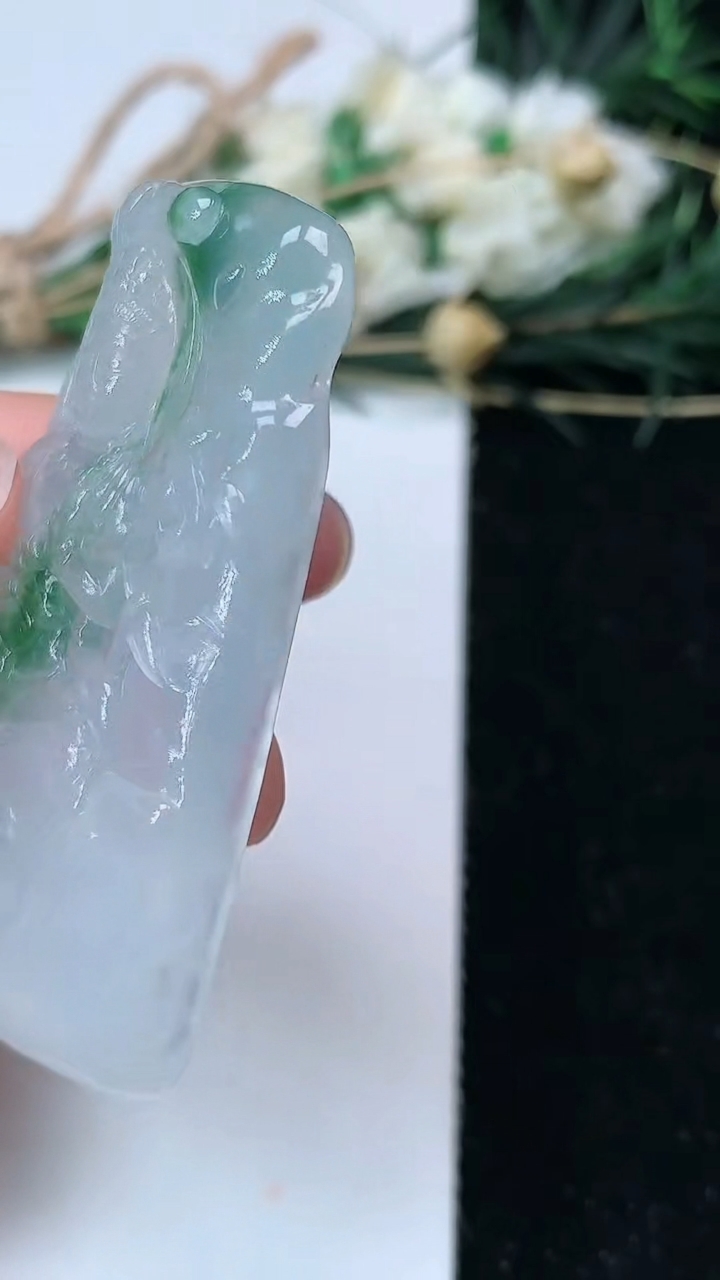 天然A货翡翠观音菩萨吊坠，尺寸51.8-31-6.7，重量:21.51g
7月1日