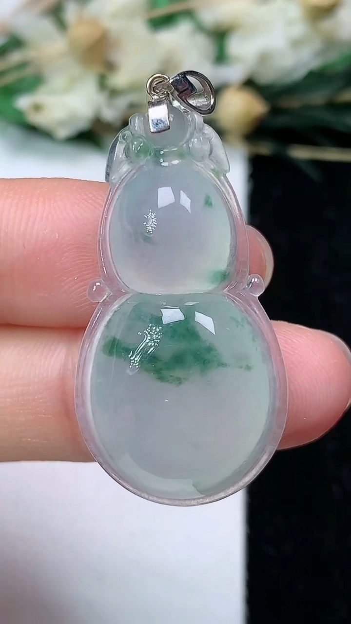 天然A货翡翠飘花葫芦吊坠，尺寸32-18-7，重量:6.06g
7月1日