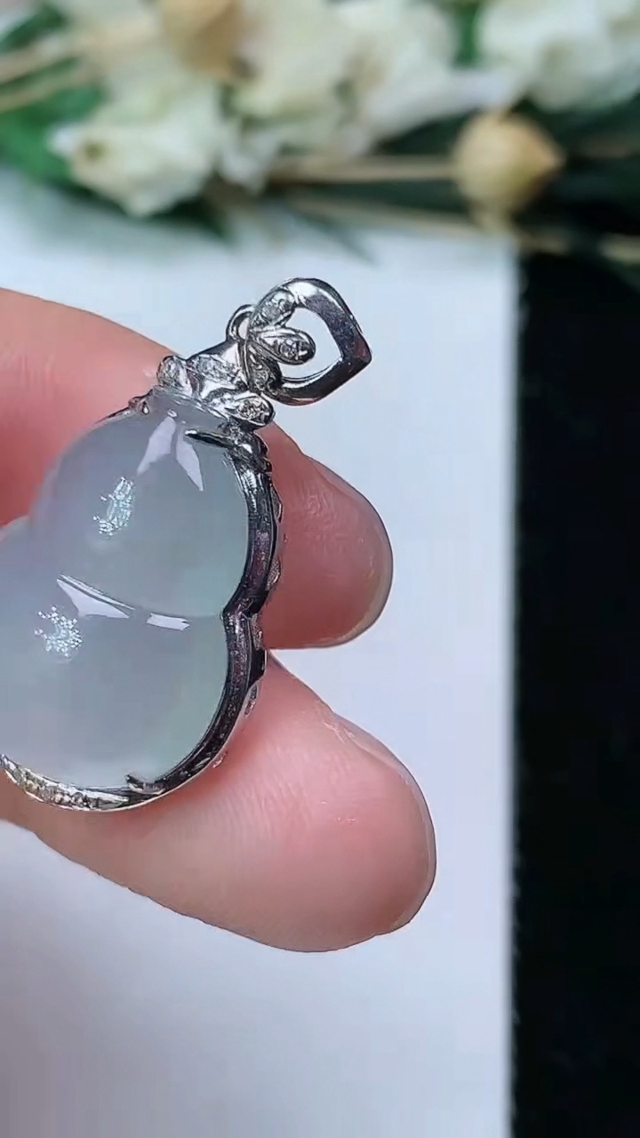 天然A货翡翠白冰葫芦吊坠，尺寸28-14.5-7.2，裸石17.5-13.3，重量:2.82g
7月1日，重量:2.82g