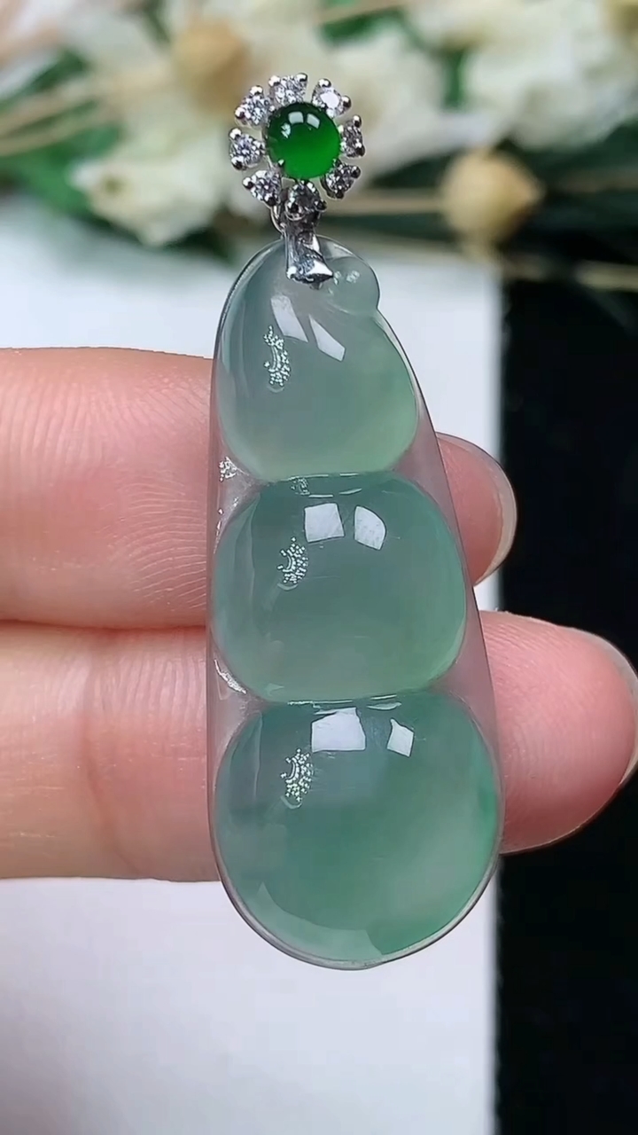 天然A货翡翠福豆吊坠，尺寸31.8-13.2-5.6，重量:4.35g
7月1日