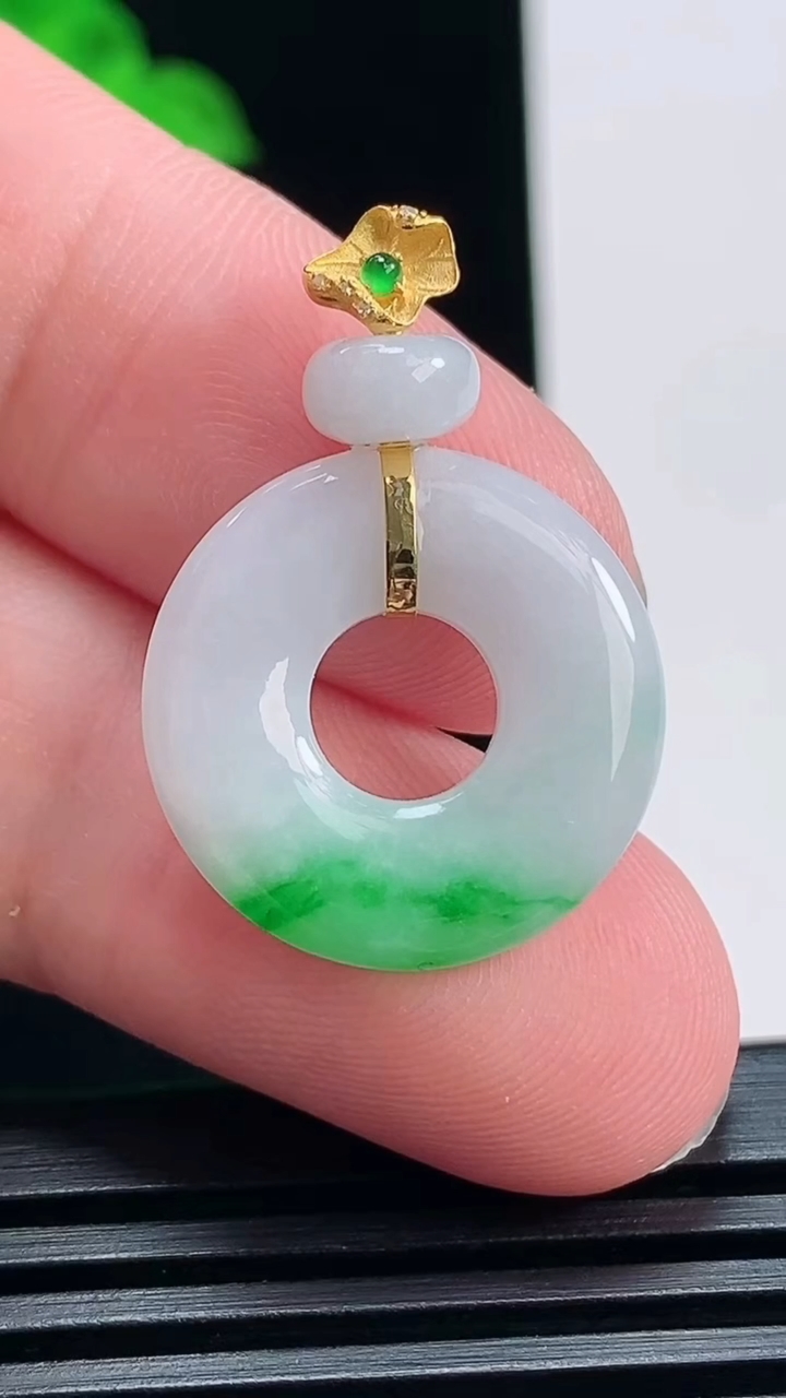 天然A货翡翠平安环吊坠，尺寸28.6-19.5-3.5 重量:3.07g
7月1日