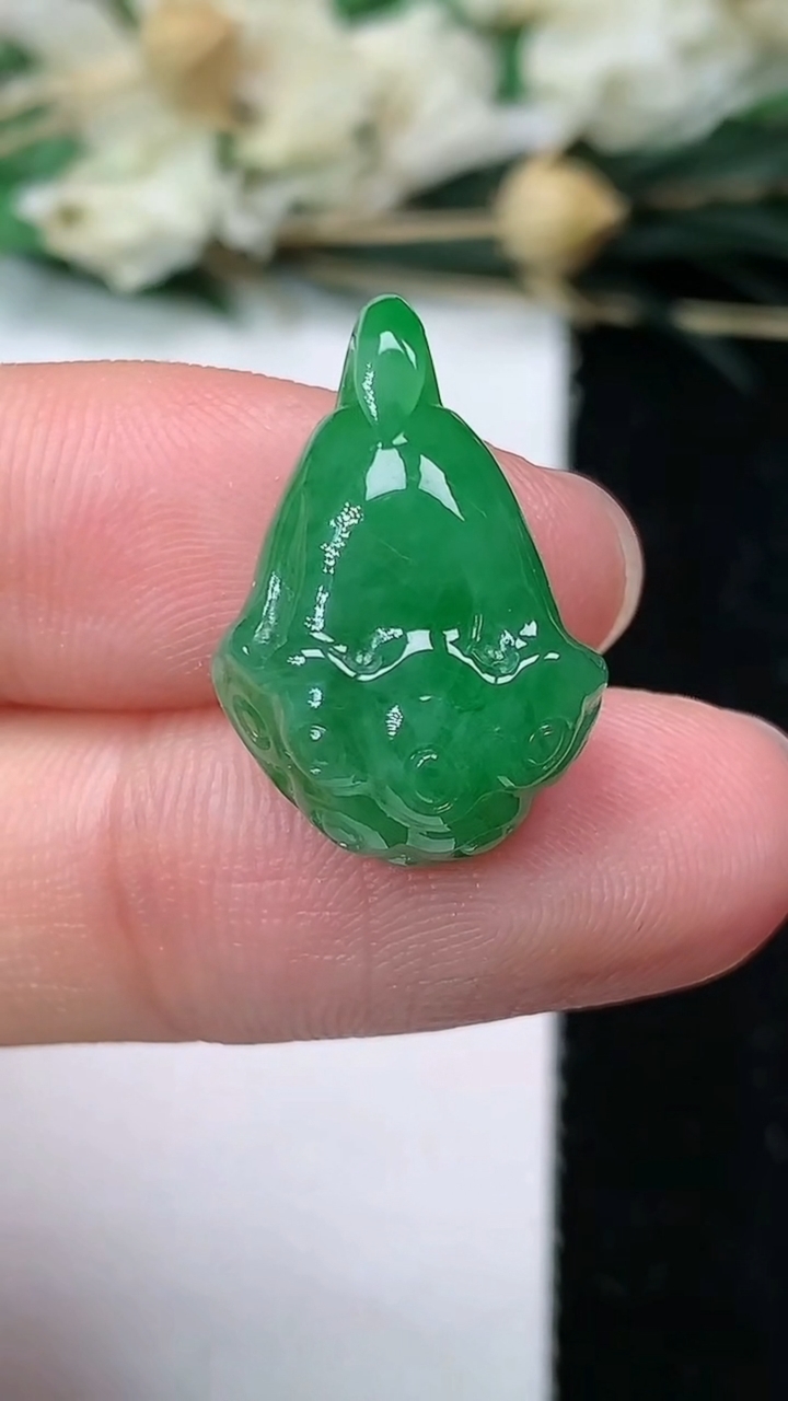 天然A货翡翠莲蓬吊坠，尺寸19.9-13.6-7.3，重量:3.18g
7月1日
