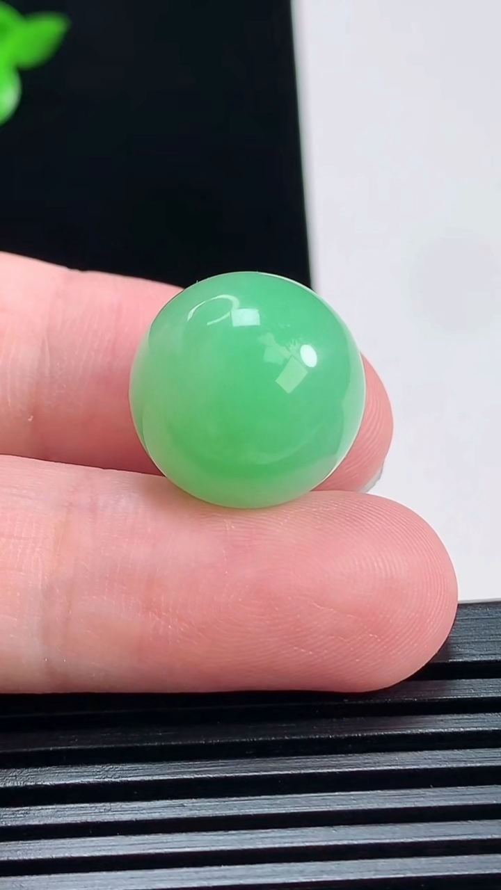 天然A货翡翠圆珠镶嵌件，尺寸16.5 重量:8.37g
7月1日