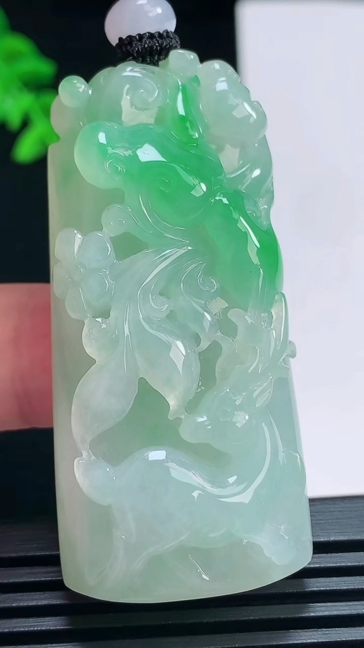 天然A货翡翠梅花鹿吊坠，尺寸54-25-11 重量:35.54g
7月1日