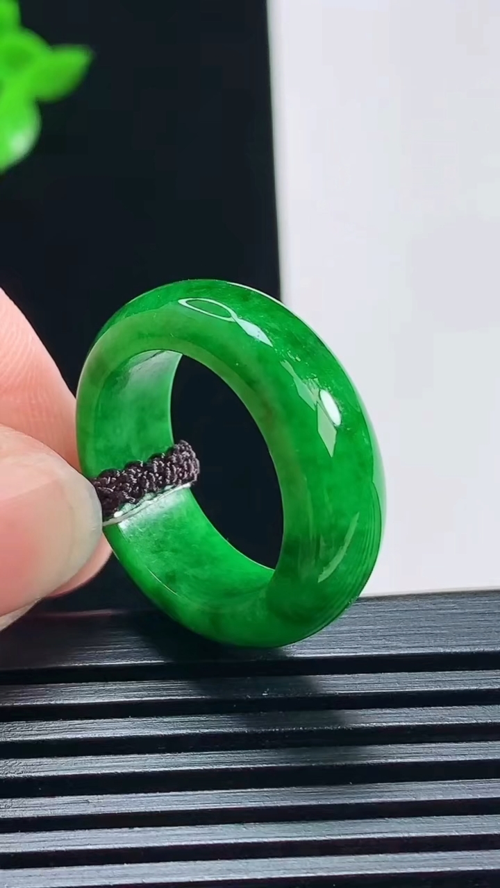 天然A货翡翠玉指环 戒指，尺寸18-7-3.8 重量:5.66g2026年7月1日
工厂直销收藏佳品