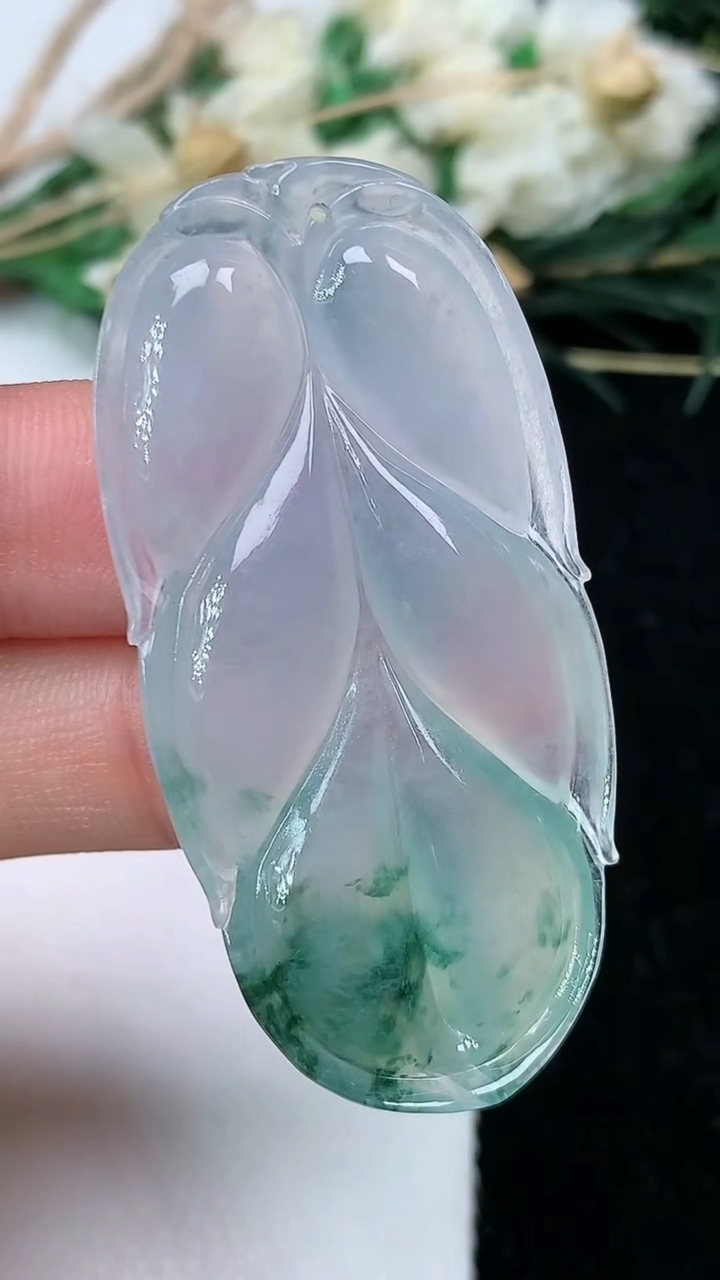 天然A货翡翠飘花金枝玉叶 叶子吊坠，尺寸48-23.2-6.8，重量:12.00g
7月1日