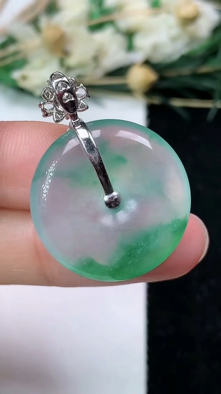 天然A货翡翠平安扣吊坠，尺寸23-4.9，重量:6.49g
7月1日