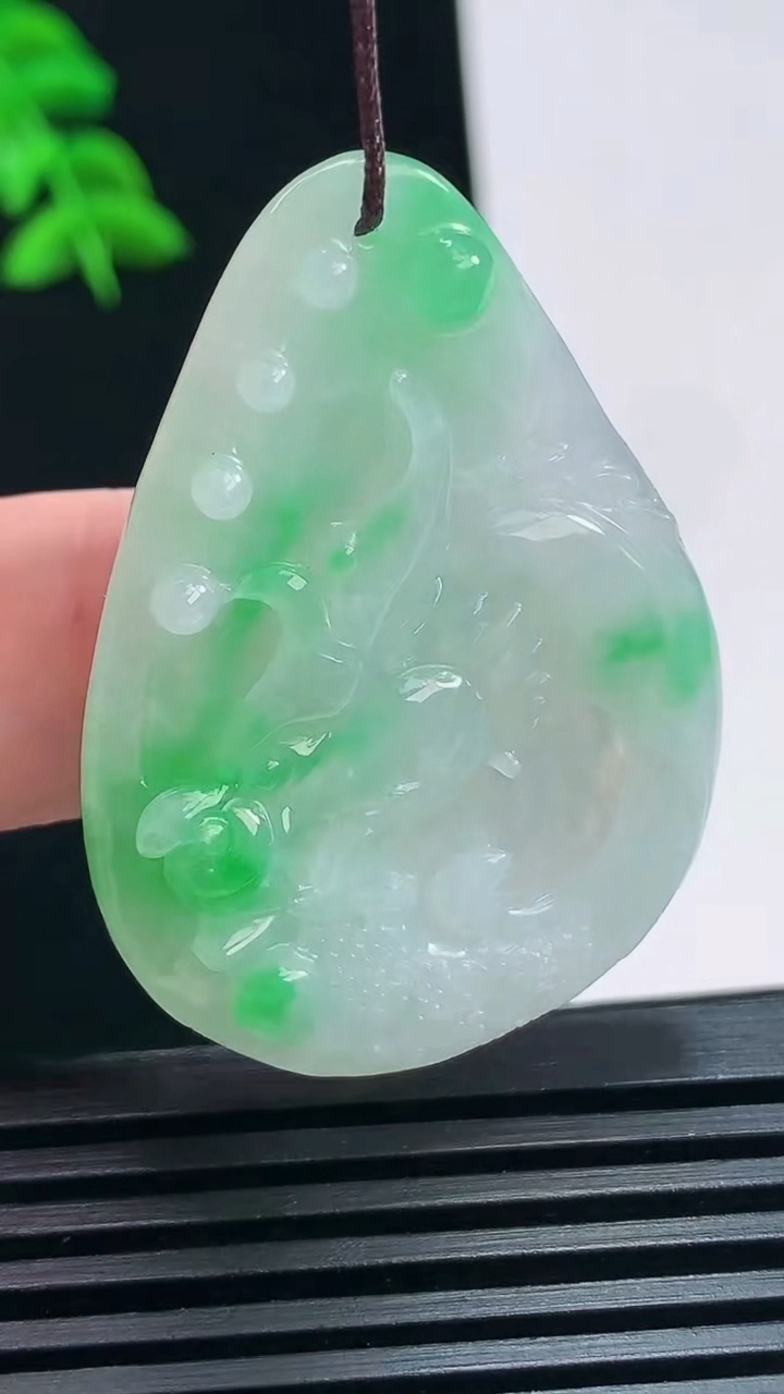 天然A货翡翠龙牌吊坠，尺寸44-31-7.5 重量:15.01g
7月1日