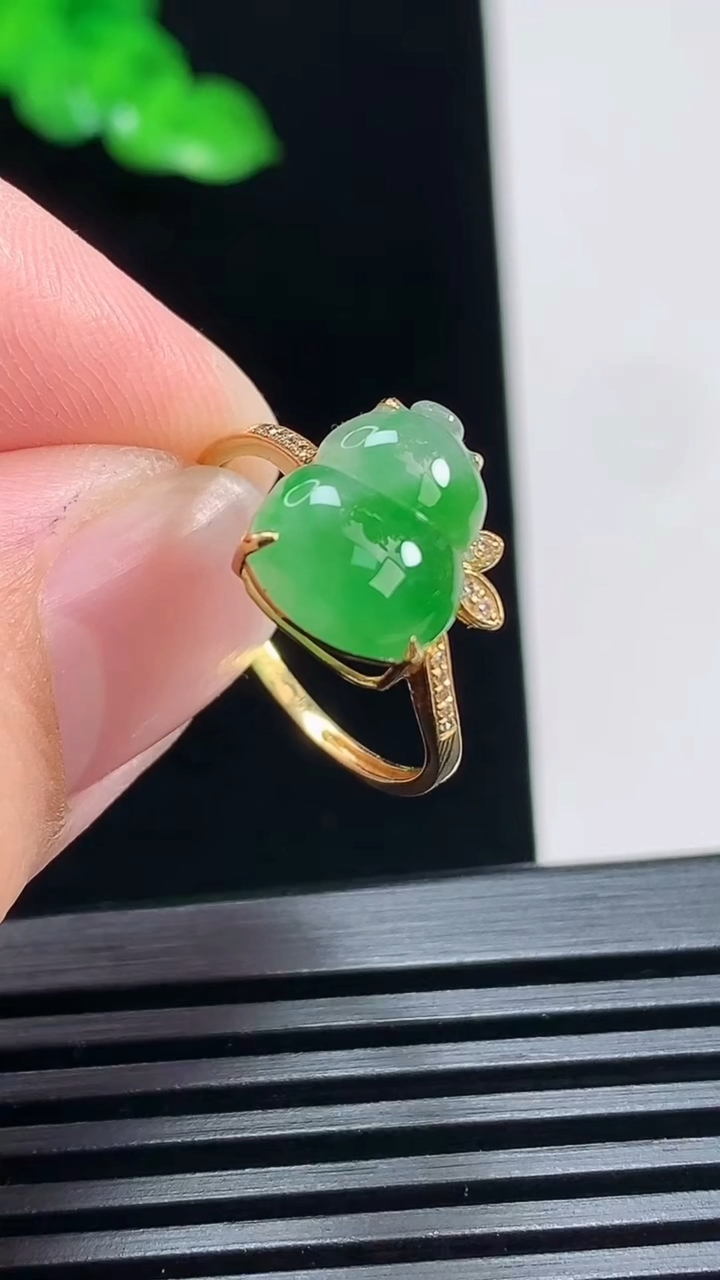 天然A货翡翠葫芦戒指，尺寸17.5-11.8-9-5 重量:1.52g2026年7月1日
工厂直销收