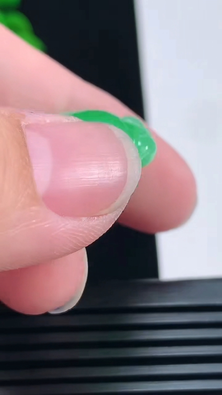 天然A货翡翠福瓜吊坠，尺寸32.5-18.5-9.8 重量:10.75g
7月1日