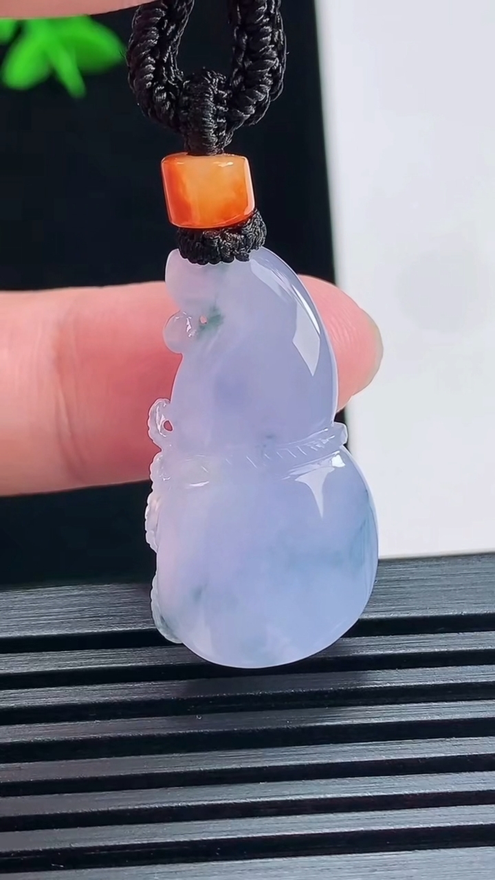 天然A货翡翠种紫罗兰 飘花葫芦吊坠，尺寸29.6-16.2-9.5 重量:10.75g
7月1日