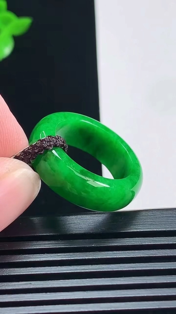 天然A货翡翠玉指环 戒指，尺寸18-7-3.8 重量:5.66g2026年7月1日
工厂直销收藏佳品,种好水足，色泽均匀，有种有色，上手高大气！