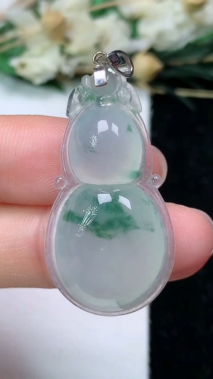 天然A货翡翠飘花葫芦吊坠，尺寸32-18-7，重量:6.06g
7月1日