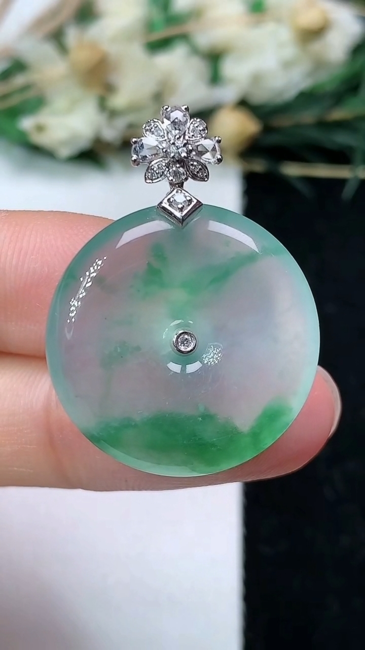 天然A货翡翠平安扣吊坠，尺寸23-4.9，重量:6.49g
7月1日