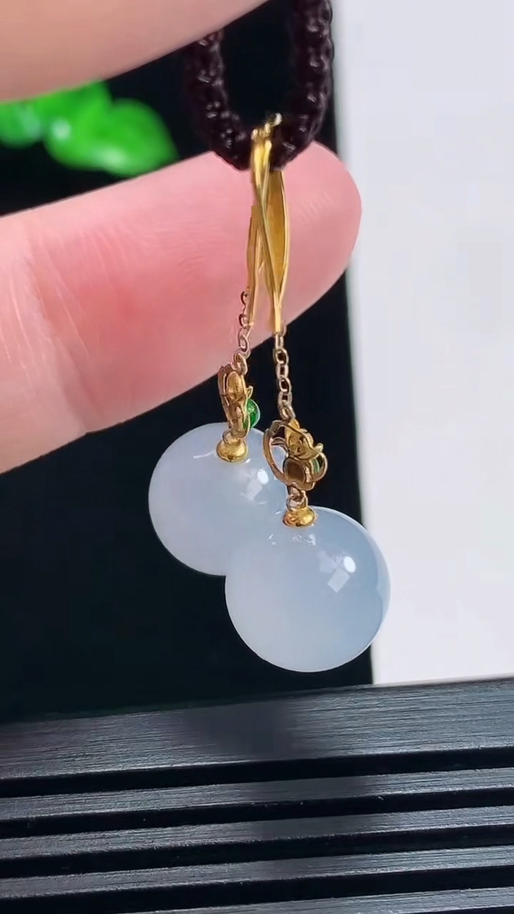 天然A货翡翠种紫罗兰 飘花圆珠耳坠，尺寸10 重量:4.34g7月1日
工厂直销收藏佳品,种好水足，色泽均匀，有种有色，上手高大气！