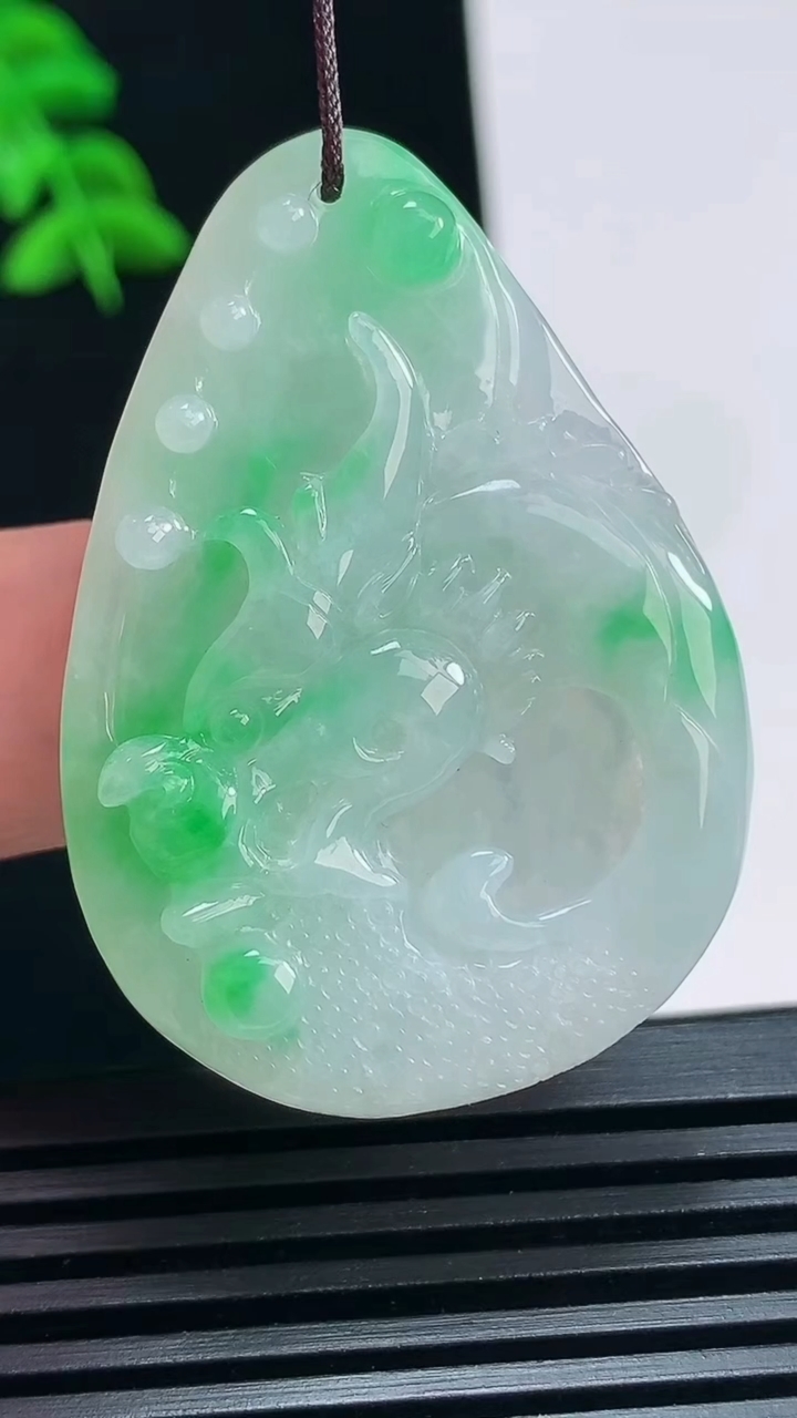 天然A货翡翠龙牌吊坠，尺寸44-31-7.5 重量:15.01g
7月1日