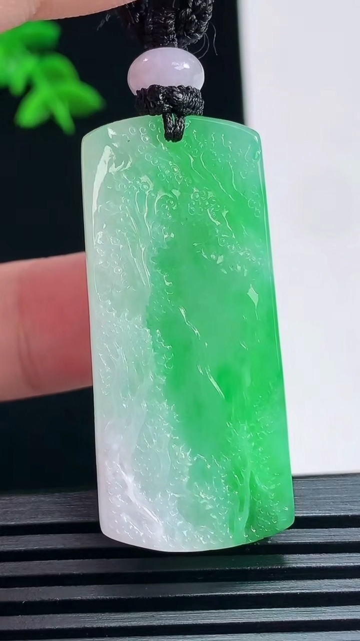 天然A货翡翠山水牌吊坠，尺寸42-19-11 重量:22.27g
7月1日