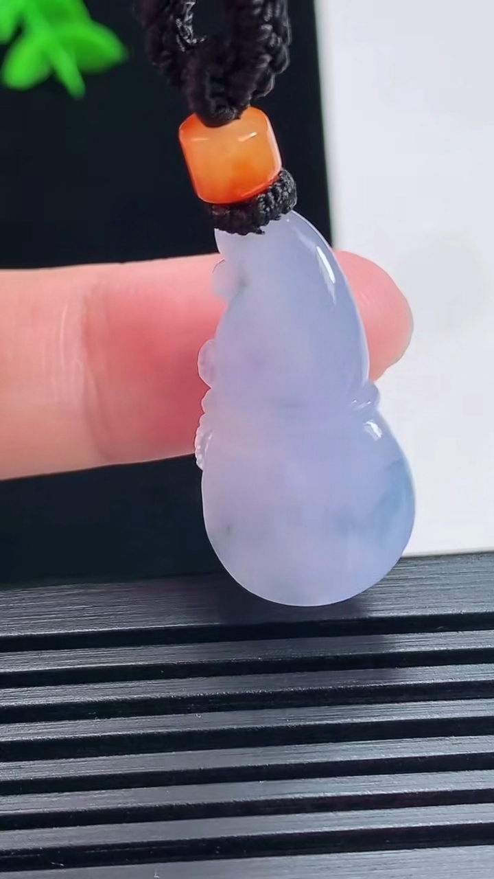 天然A货翡翠种紫罗兰 飘花葫芦吊坠，尺寸29.6-16.2-9.5 重量:10.75g
7月1日