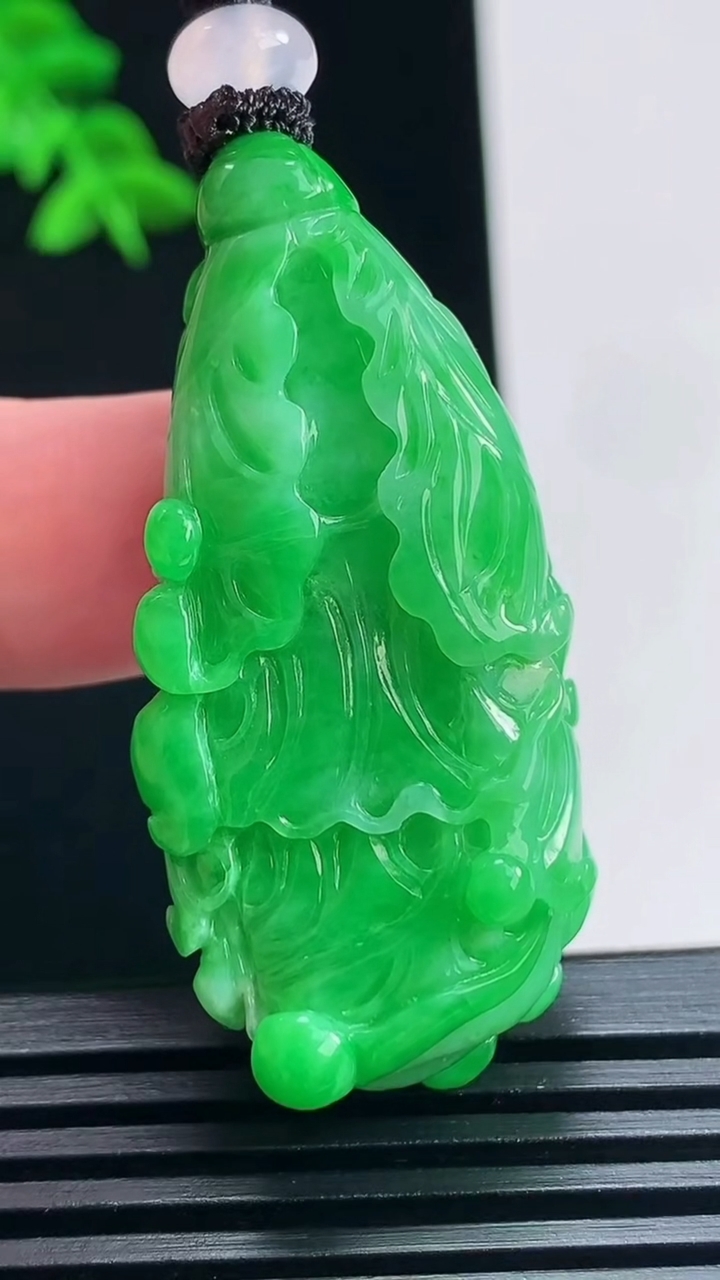 天然A货翡翠白菜吊坠，尺寸42.2-21-13 重量:24.89g
7月1日