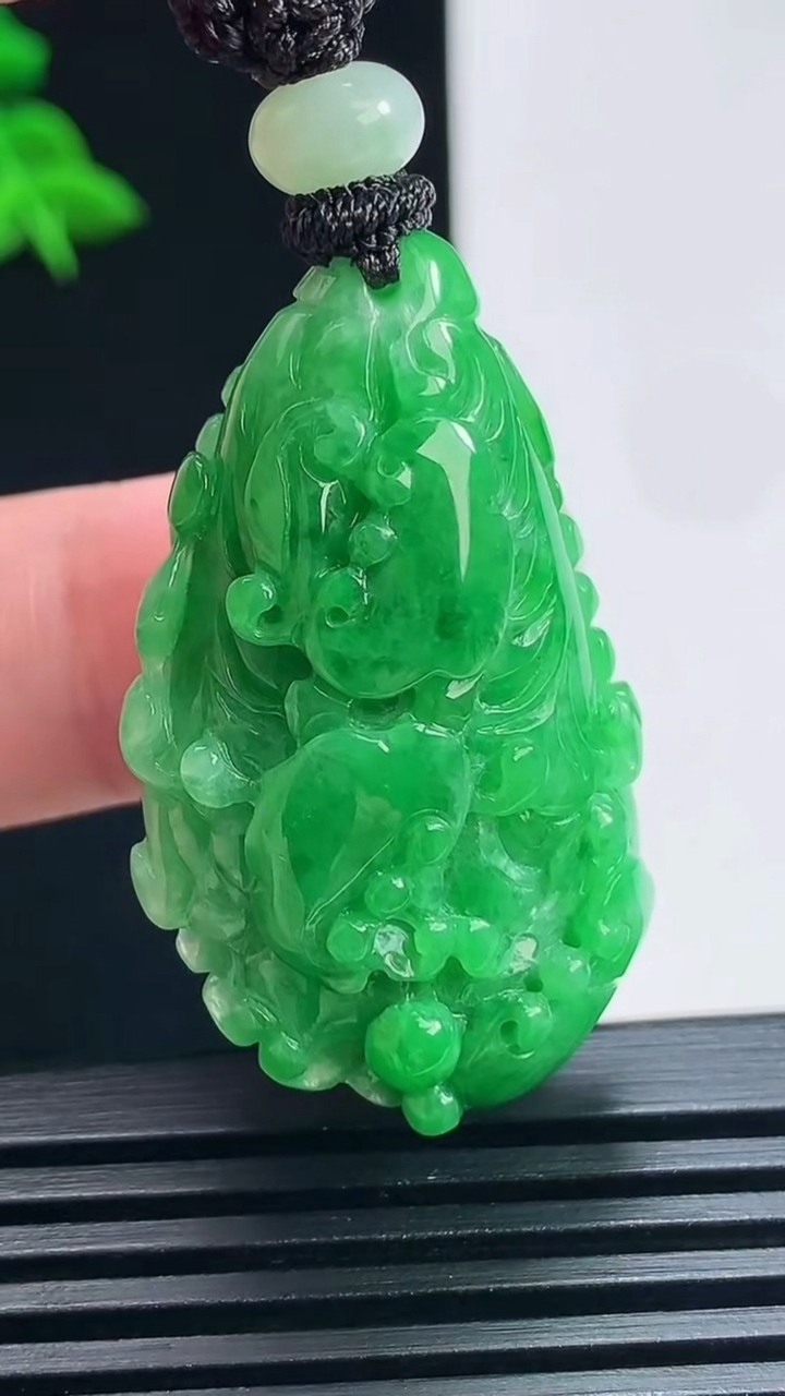 天然A货翡翠白菜吊坠，尺寸35.5-23.2-16.5 重量:22.12g
7月1日